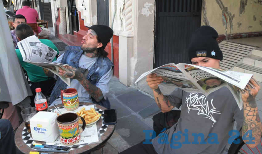 Grupo de personas desayunando.