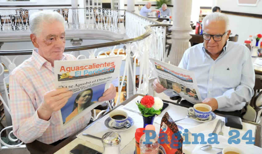 Grupo de personas desayunando.