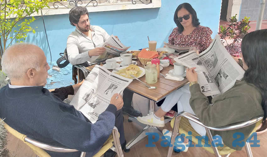 Grupo de personas desayunando.