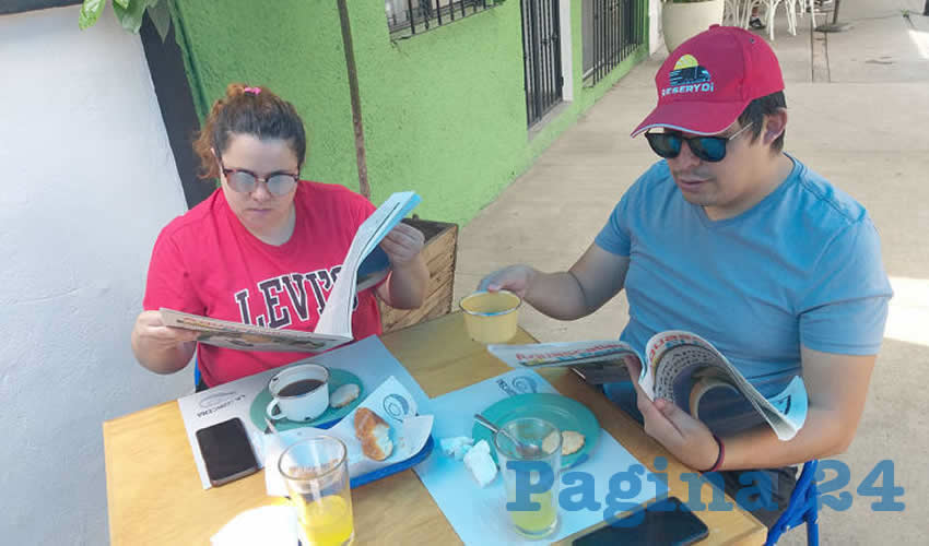 Grupo de personas desayunando.