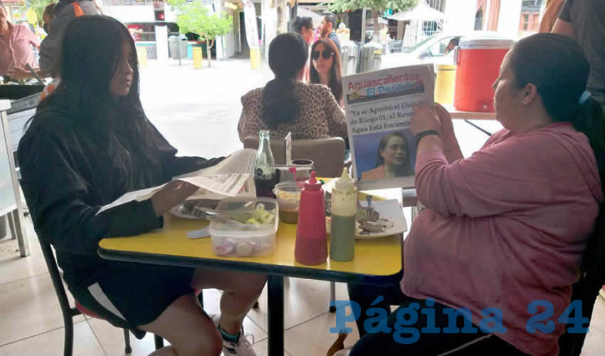 Grupo de personas desayunando.