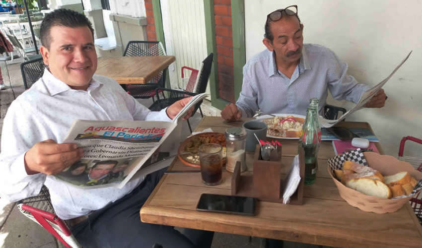 Grupo de personas desayunando.