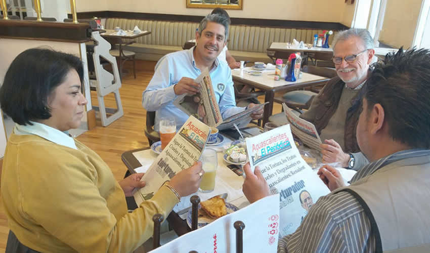 Grupo de personas desayunando.