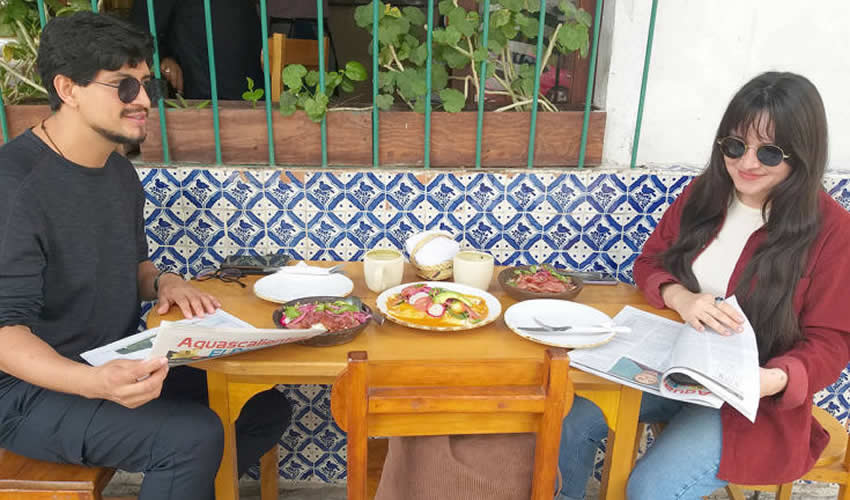 Grupo de personas desayunando.