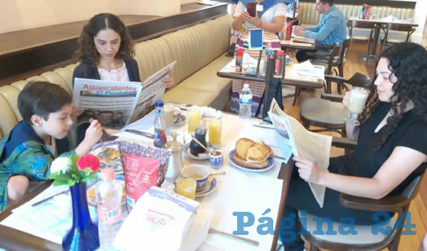 Grupo de personas desayunando.