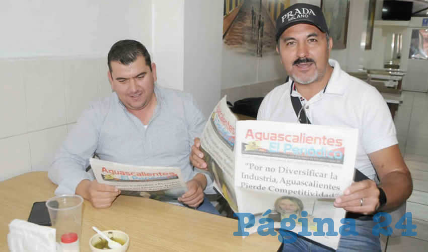 Grupo de personas desayunando.