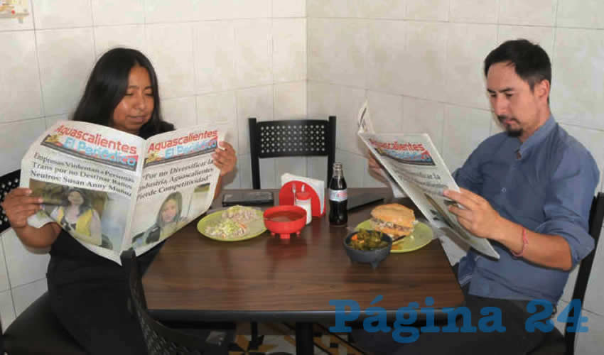 Grupo de personas desayunando.