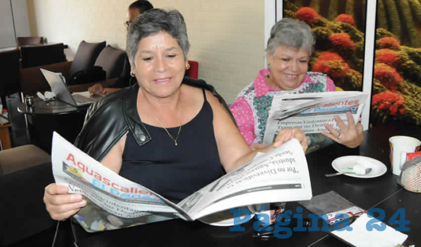 Grupo de personas desayunando.