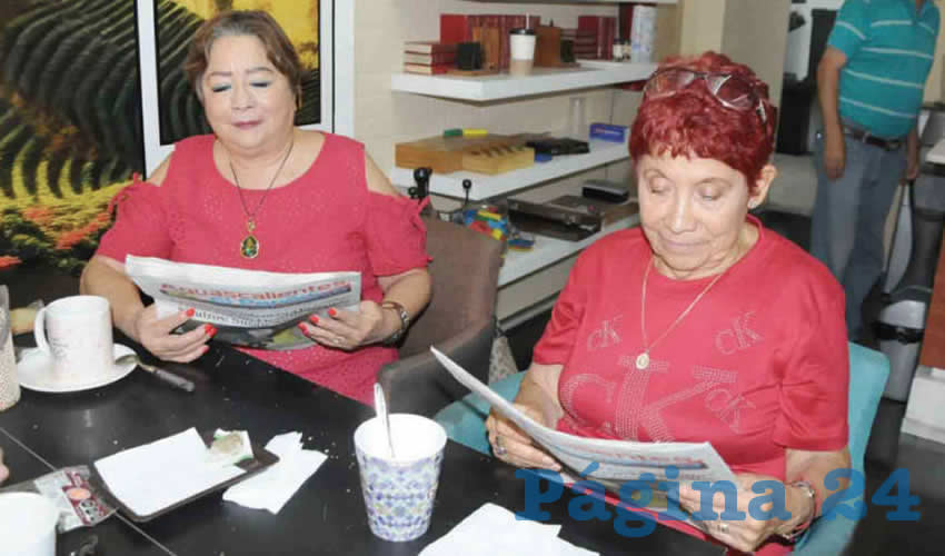 Grupo de personas desayunando.