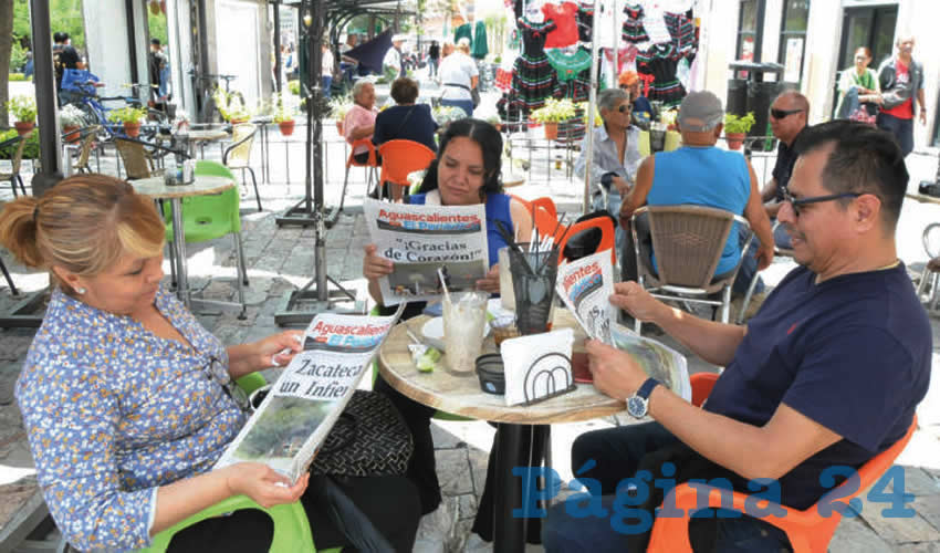 Grupo de personas desayunando.