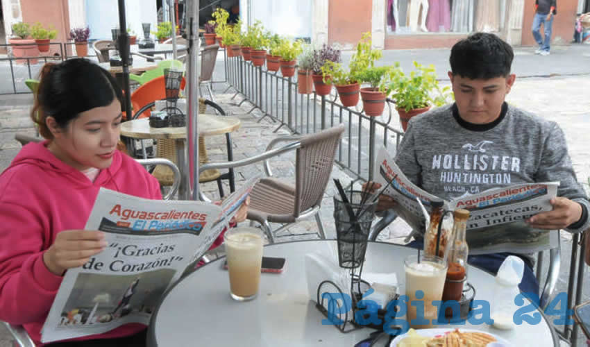 Grupo de personas desayunando.