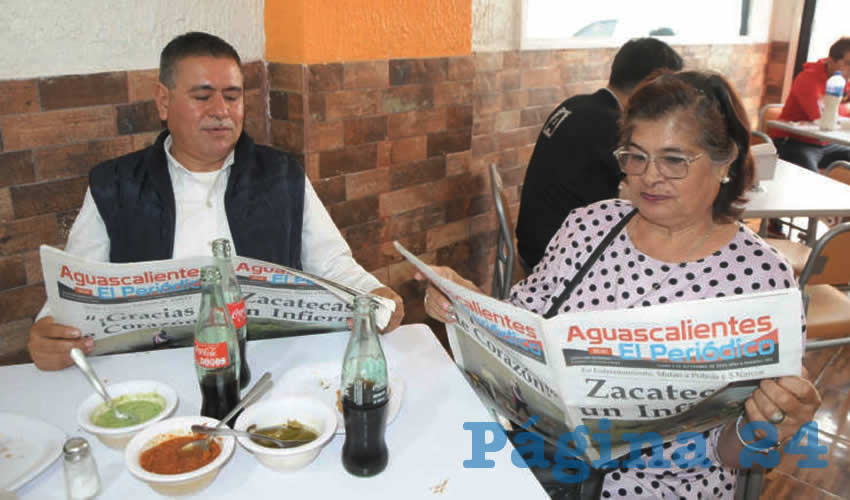 Grupo de personas desayunando.