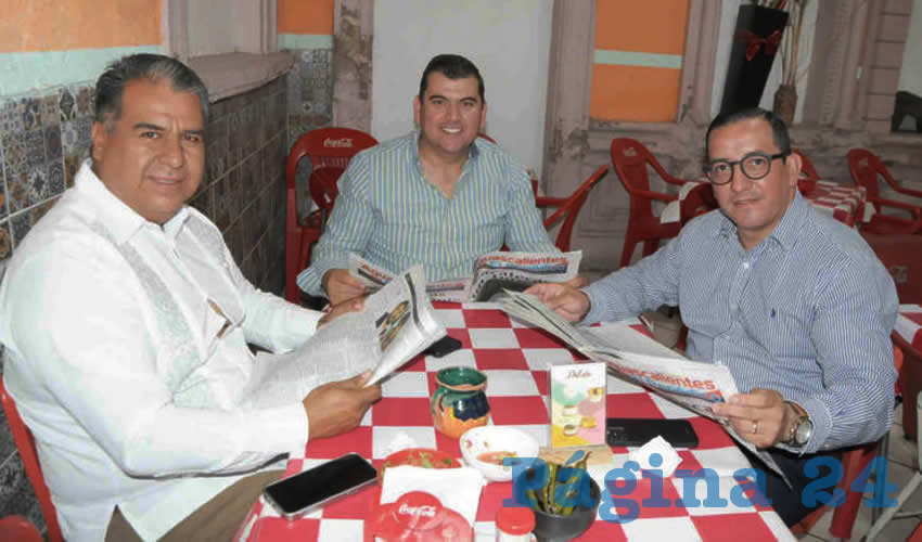 Grupo de personas desayunando.