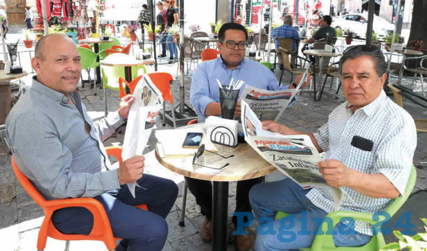 Grupo de personas desayunando.