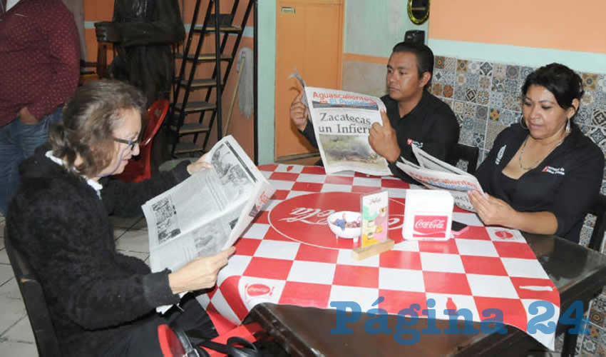 Grupo de personas desayunando.