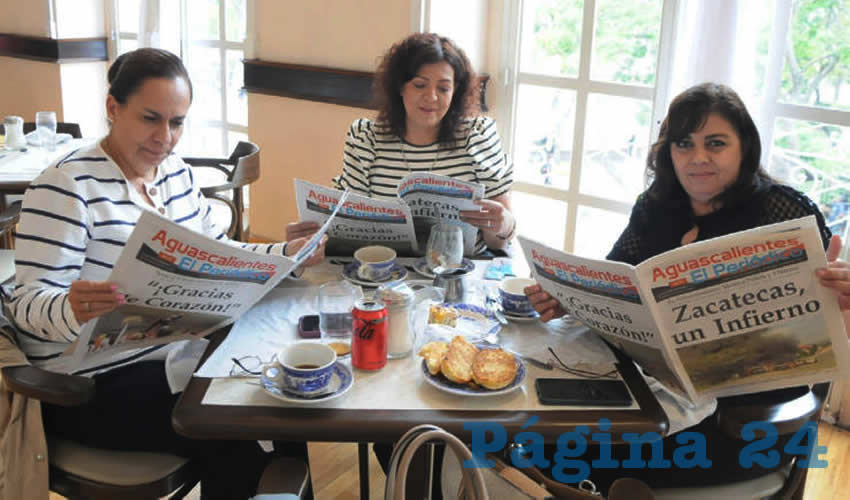 Grupo de personas desayunando.