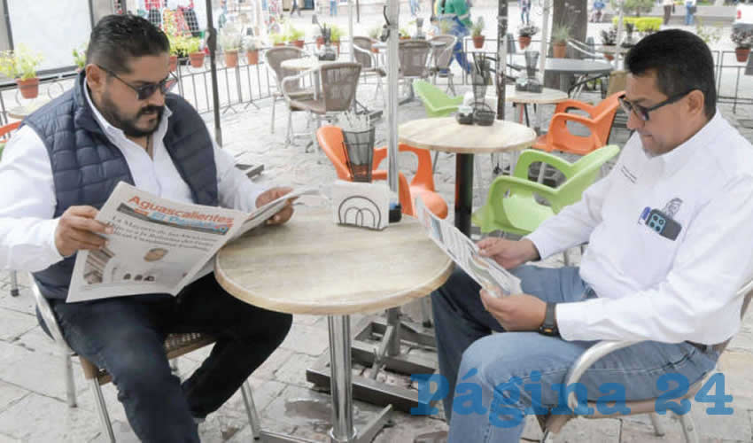 Grupo de personas desayunando.