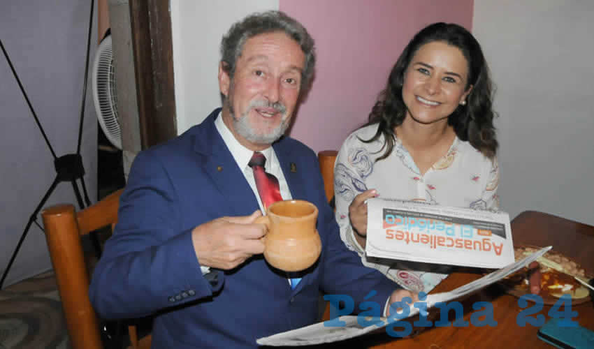 Grupo de personas desayunando.