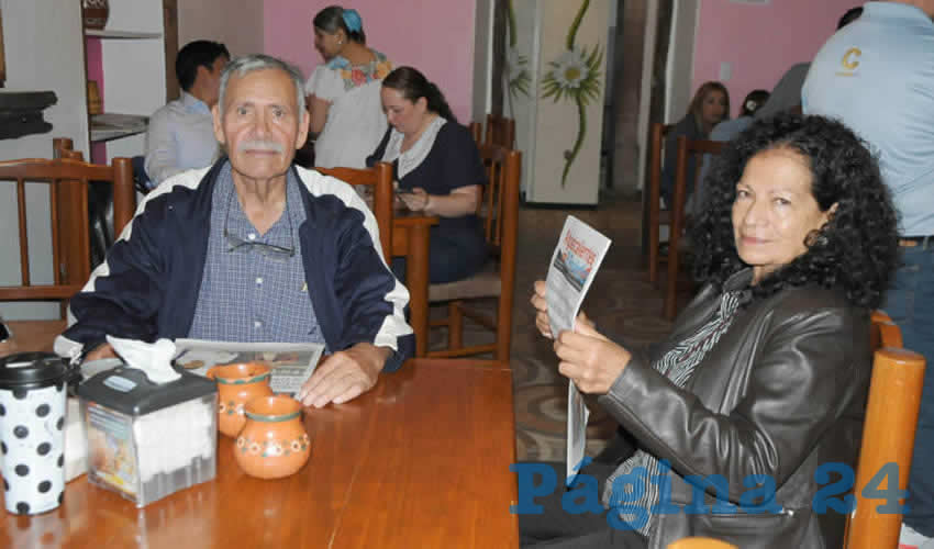 Grupo de personas desayunando.