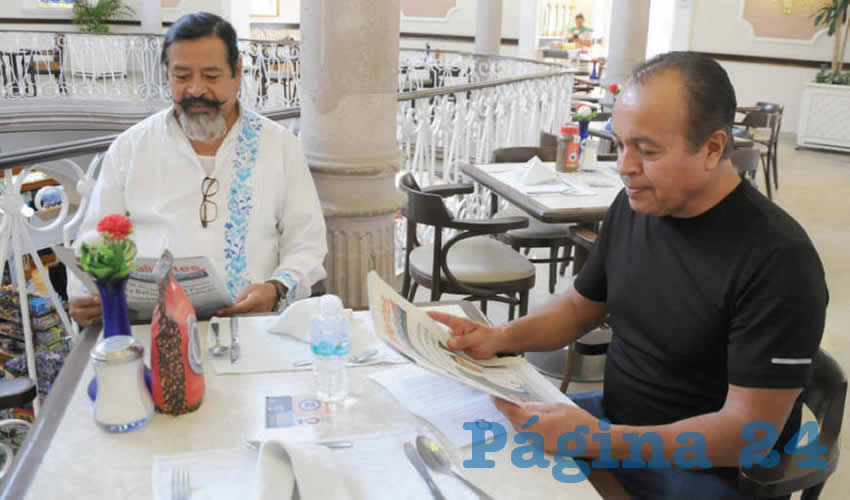 Grupo de personas desayunando.