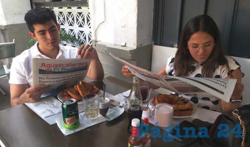 Grupo de personas desayunando.