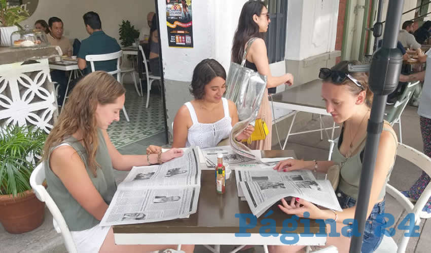 Grupo de personas desayunando.