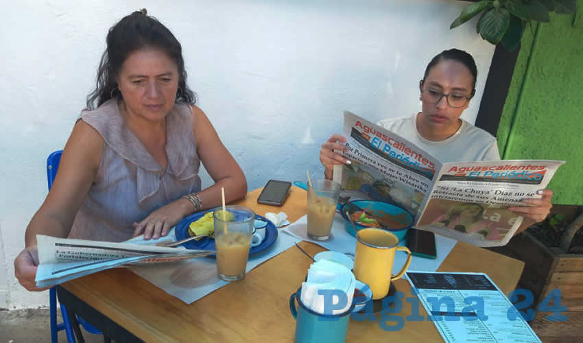 Grupo de personas desayunando.