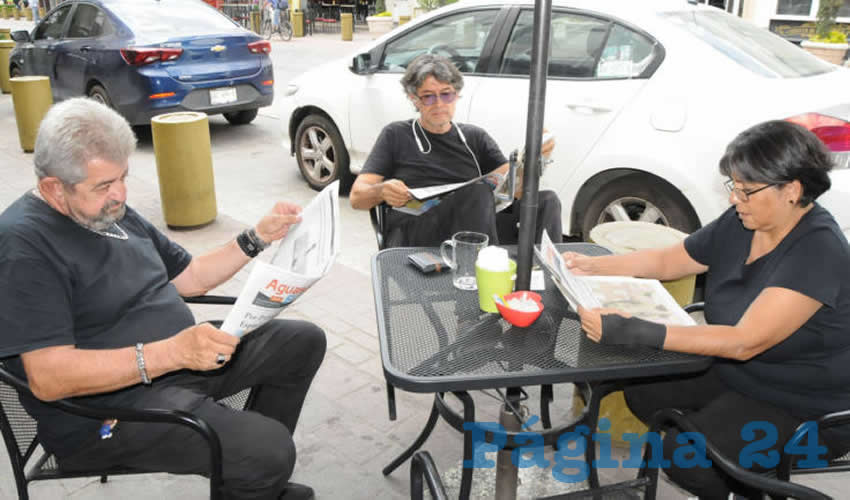 Grupo de personas desayunando.