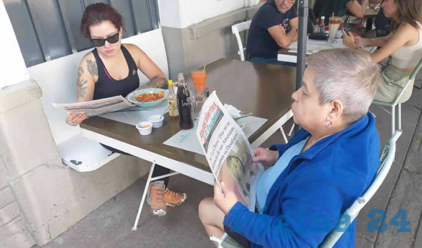 Grupo de personas desayunando.