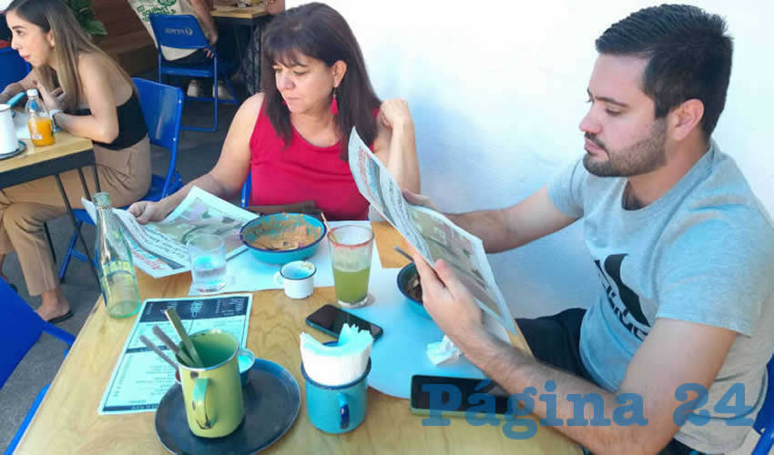 Grupo de personas desayunando.