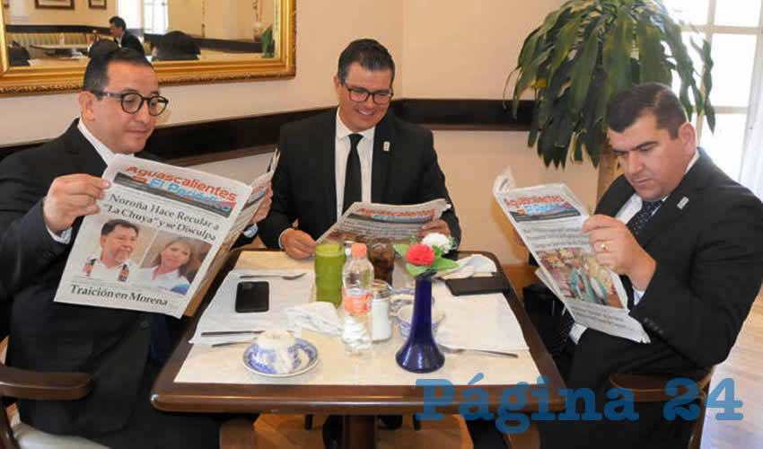 Grupo de personas desayunando.