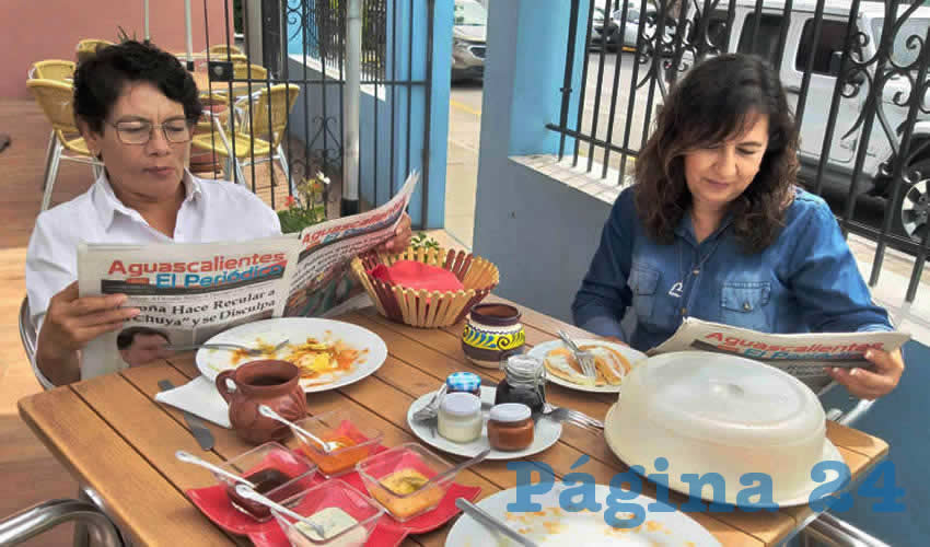 Grupo de personas desayunando.