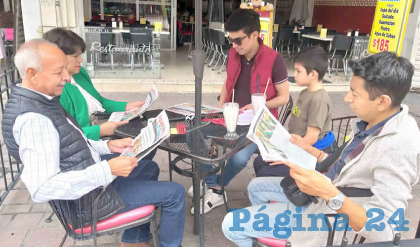 Grupo de personas desayunando.