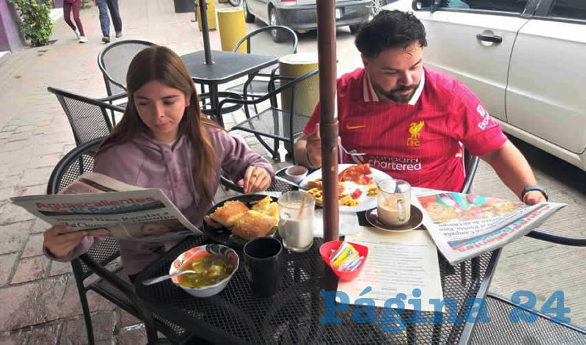 Grupo de personas desayunando.