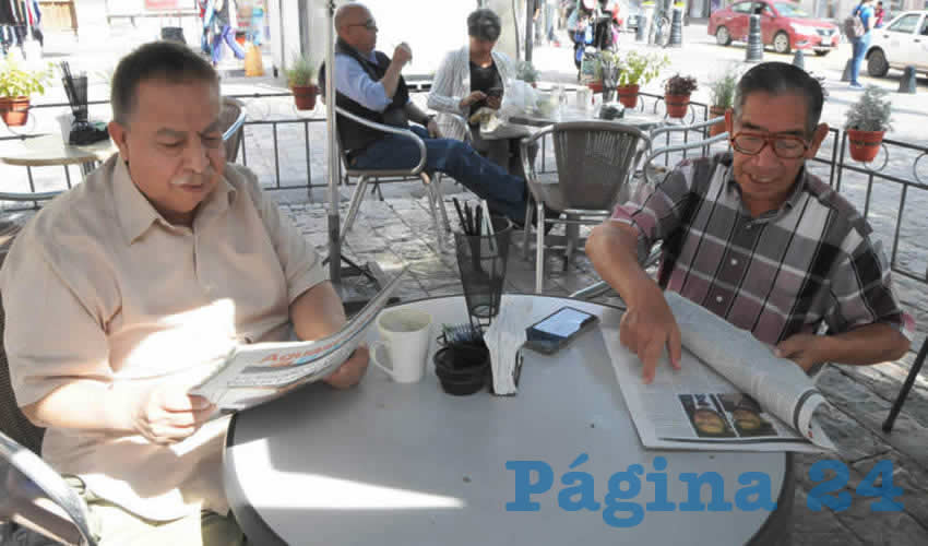 Grupo de personas desayunando.