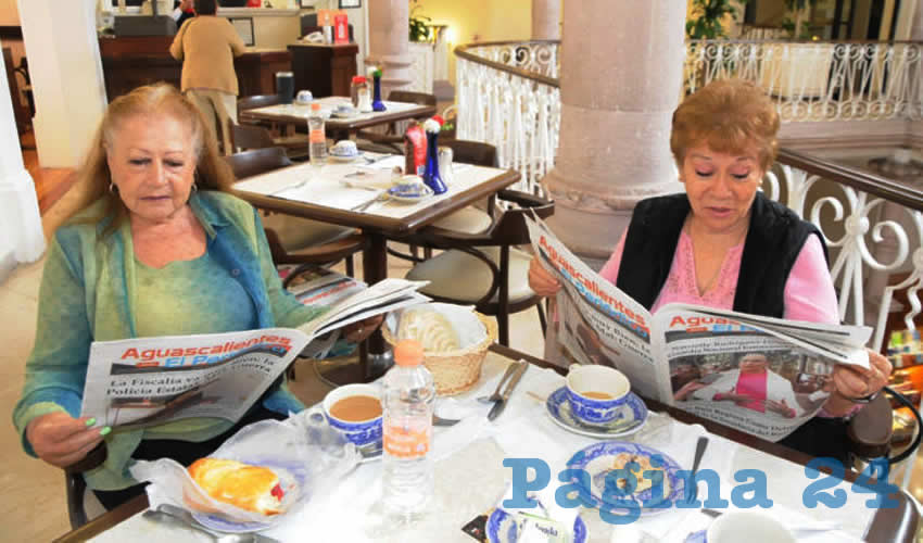 Grupo de personas desayunando.