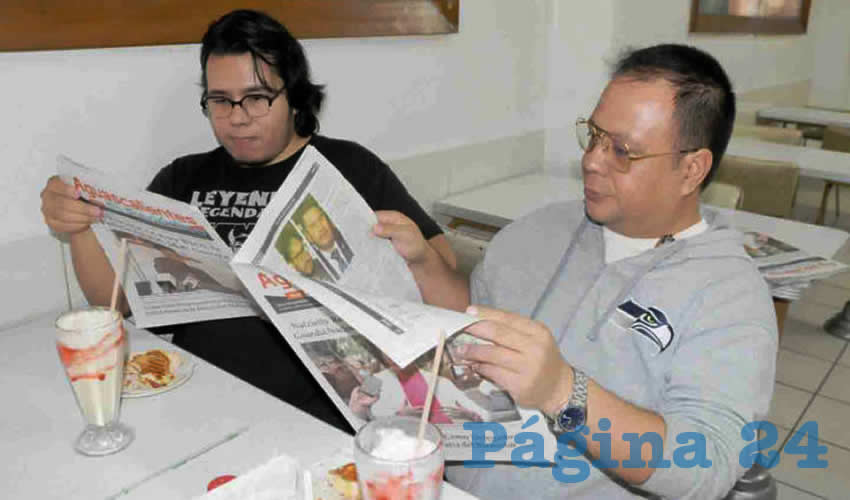 Grupo de personas desayunando.