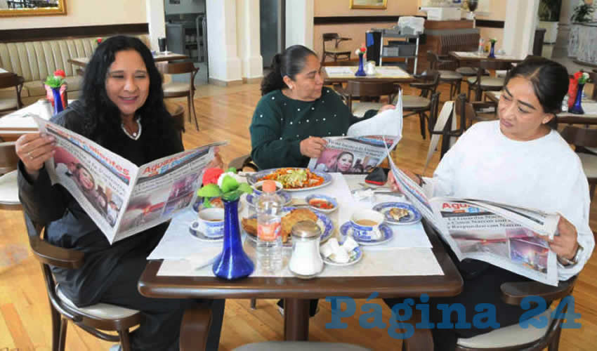 Grupo de personas desayunando.