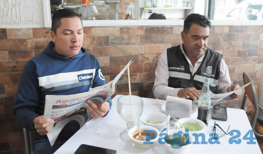 Grupo de personas desayunando.