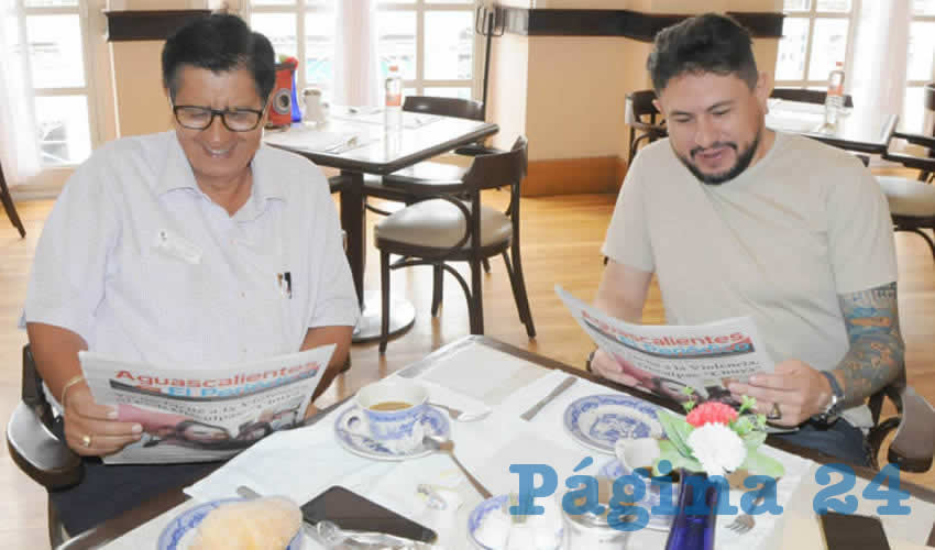 Grupo de personas desayunando.