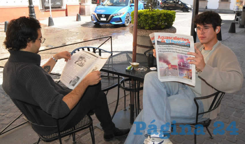 Grupo de personas desayunando.