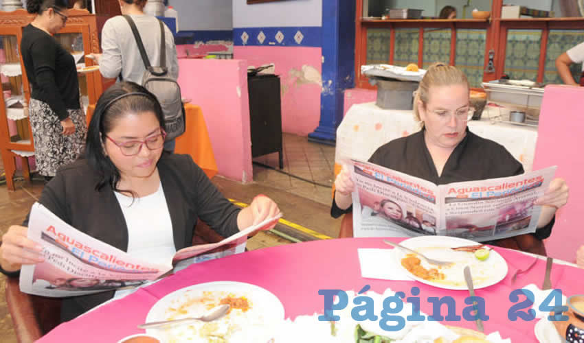 Grupo de personas desayunando.