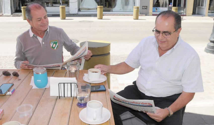 Grupo de personas desayunando.