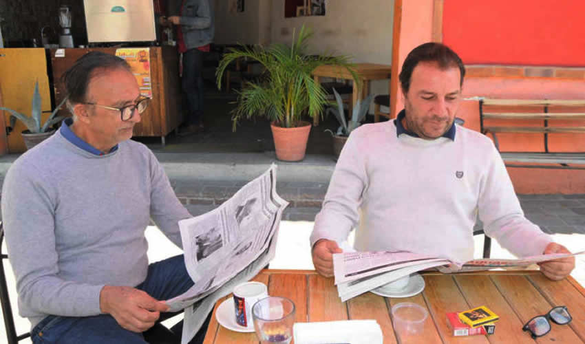 Grupo de personas desayunando.