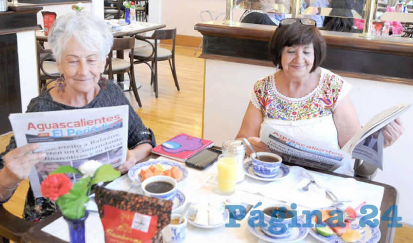 Grupo de personas desayunando.