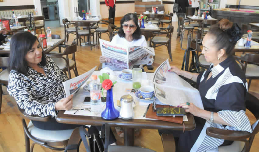 Grupo de personas desayunando.