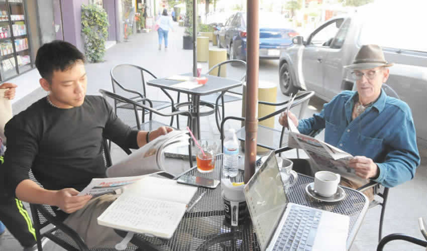 Grupo de personas desayunando.