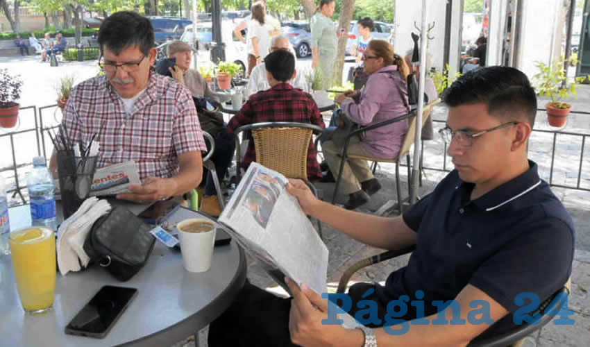 Grupo de personas desayunando.