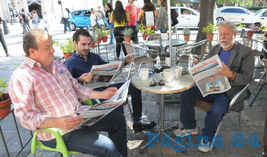 Grupo de personas desayunando.