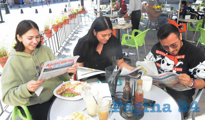 Grupo de personas desayunando.